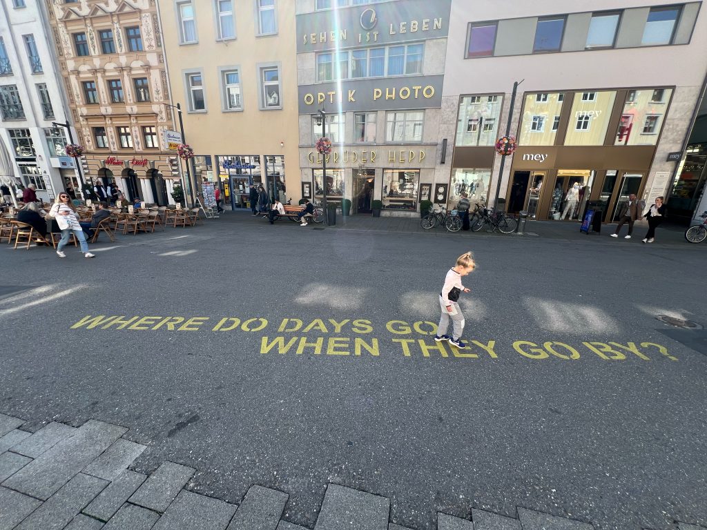 Where do days go when they go by? Wo gehen die Tage hin, wenn sie vergehen?