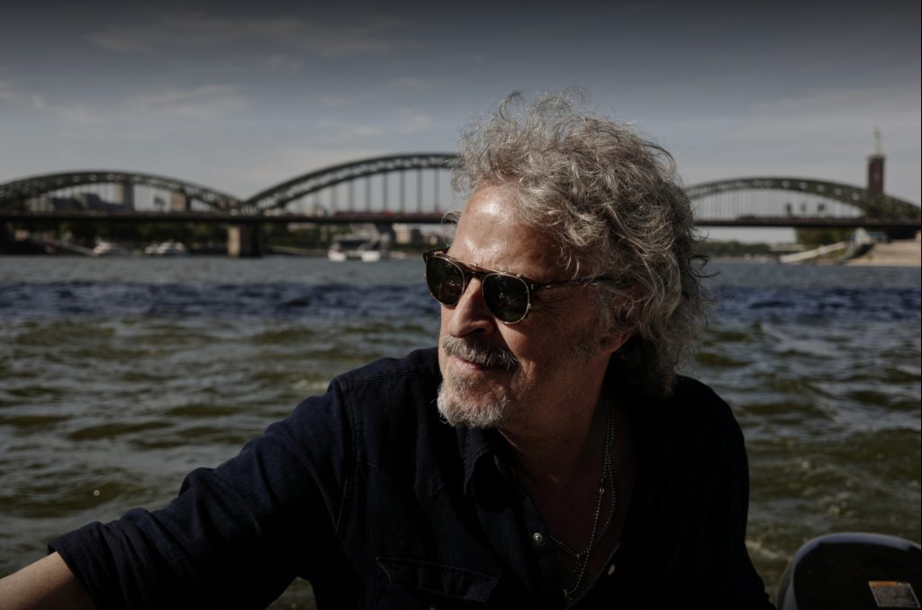 Wolfgang Niedecken auf einem Boot in der Kölner Bucht vor der Deutzer Brücke