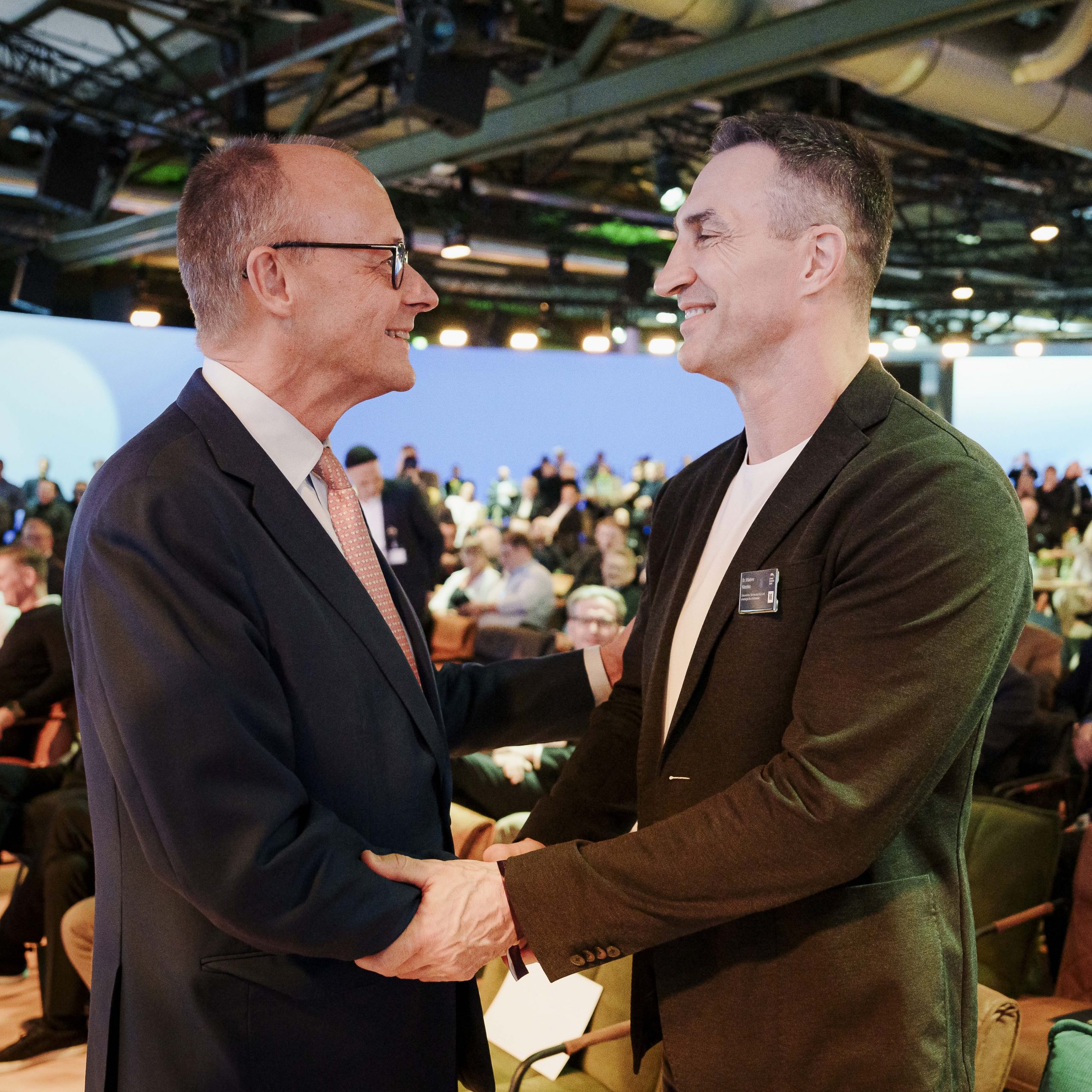 Merz in Pose mit Migrant