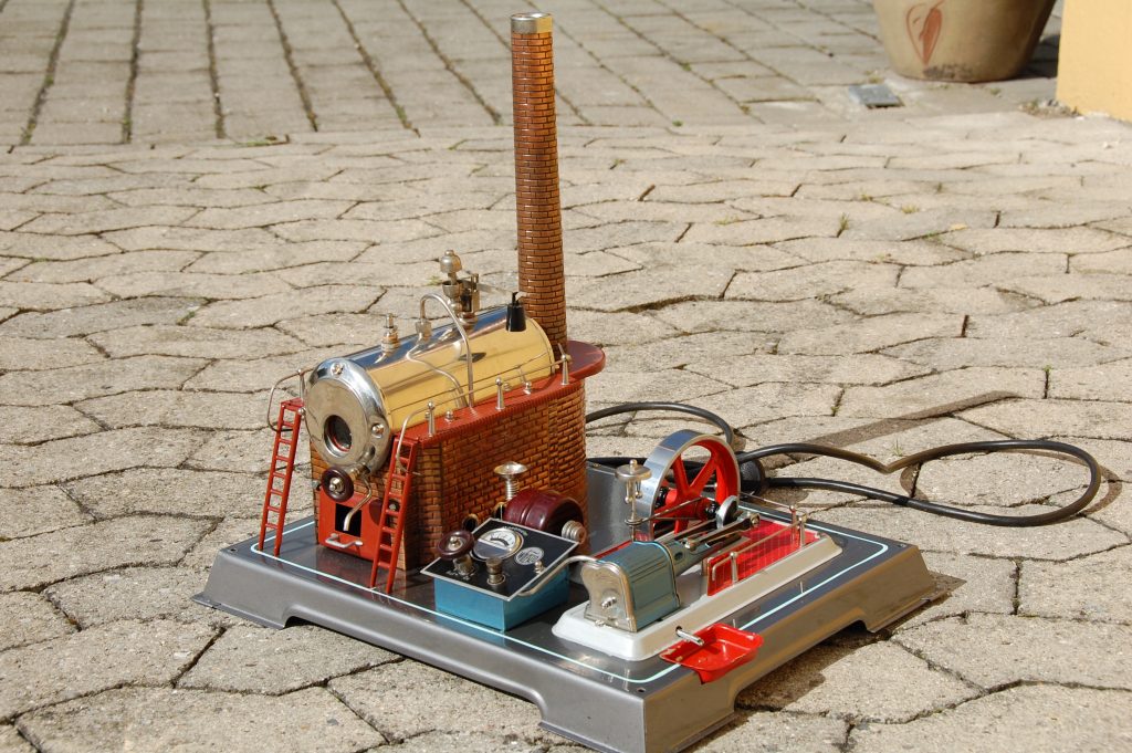Spielzeugmodell einer Dampfmaschine